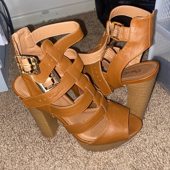 Tan block heel sandals - Picture 3 of 4